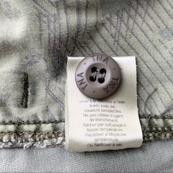 Aritzia TNA Cargo Utility Army Green Shorts Size 0 - Picture 9 of 15